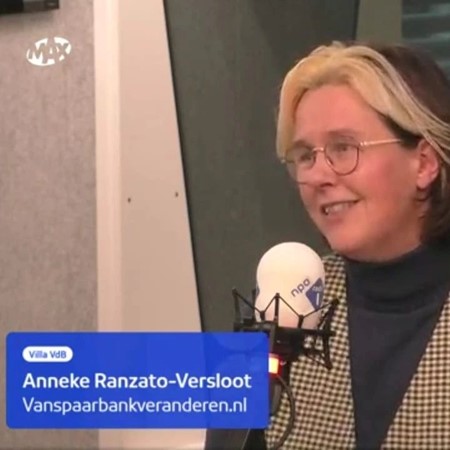 Anneke in de radiostudio